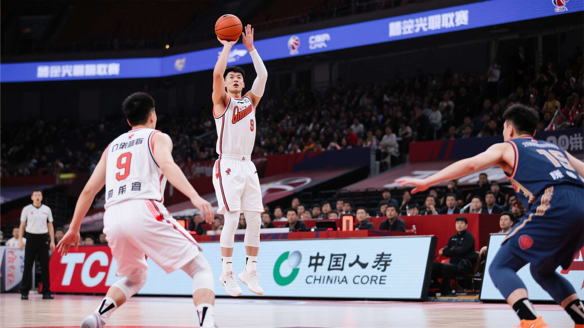 随着广厦扳平,深圳险胜4分,CBA季后赛最新排名出炉!浙江被淘汰 本场比赛,深圳队面临极大压力。对手在下半场持续发力,一度将分差缩小到个位数,现场