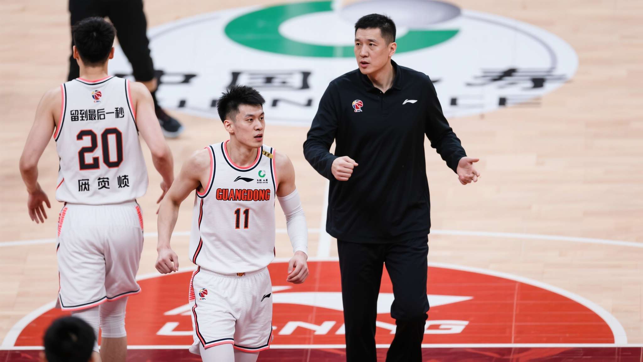 李宁杯羽毛球比赛16强 贺希宁强调"留到最后一秒",本质上传递的是一种不放弃、不崩盘的竞技精神。在高水平